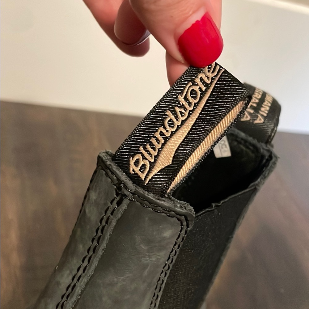 BASICALLY NEW Blundstone Black Chelsea Boots with Elastic Panels